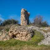 Sul muro si distinguono delle fessure che rappresentavano le antiche feritoie, mentre la base � contraddistinta da un�apertura ormai ostruita che ricorda una finestra